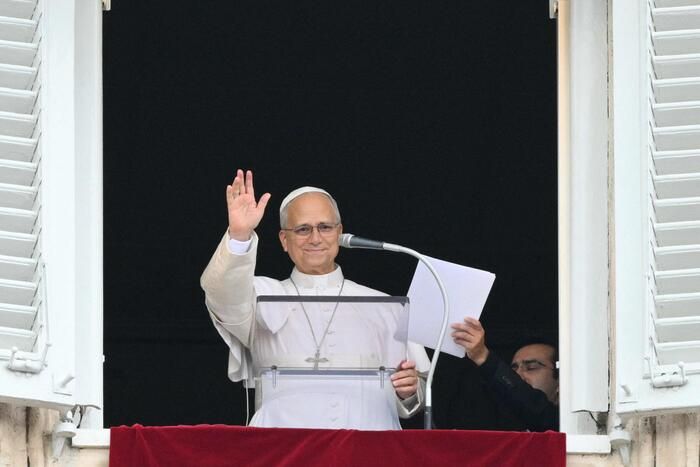 Il Papa si affaccia per l’Angelus: «Riprenderò gradualmente le mie attività»