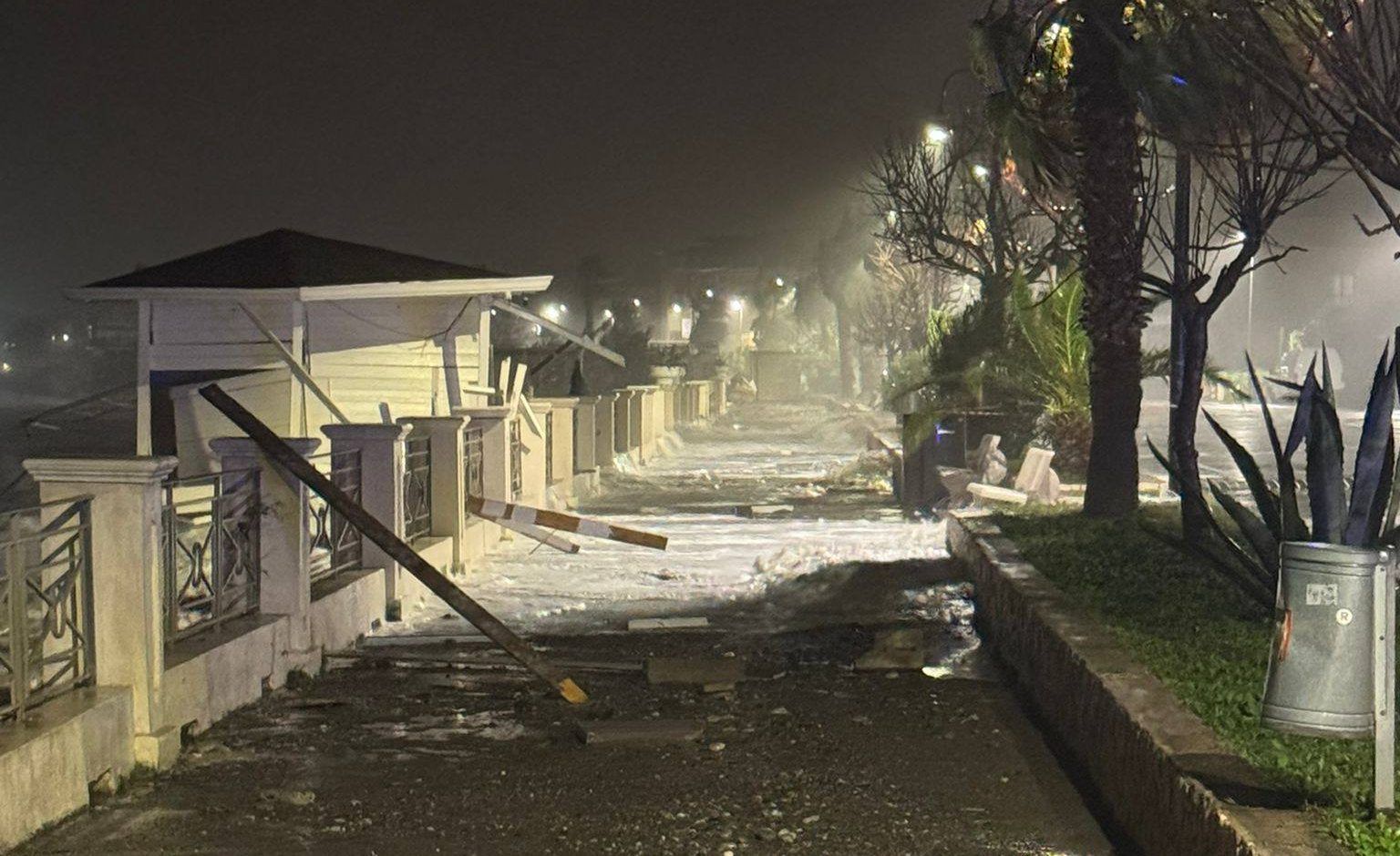 La furia di Harry sferza il Crotonese: bare nel burrone, porti chiusi e famiglie evacuate