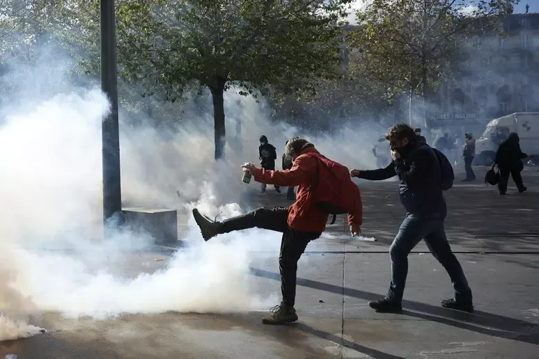 Parigi, scatta il coprifuoco in alcuni quartieri