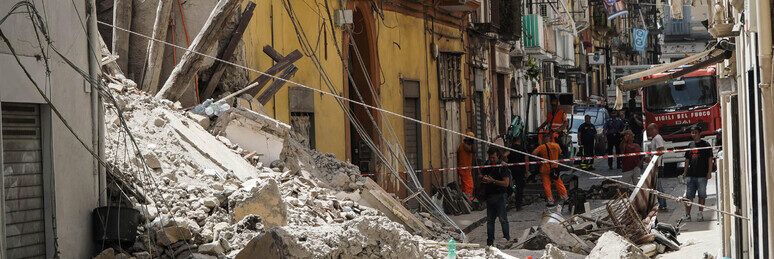 Crolla una palazzina a Torre del Greco, tre persone estratte vive