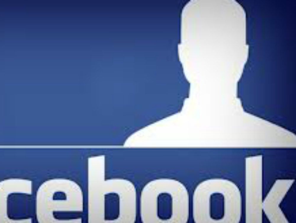 Omofobia, foto su Facebook provoca raffica di insulti