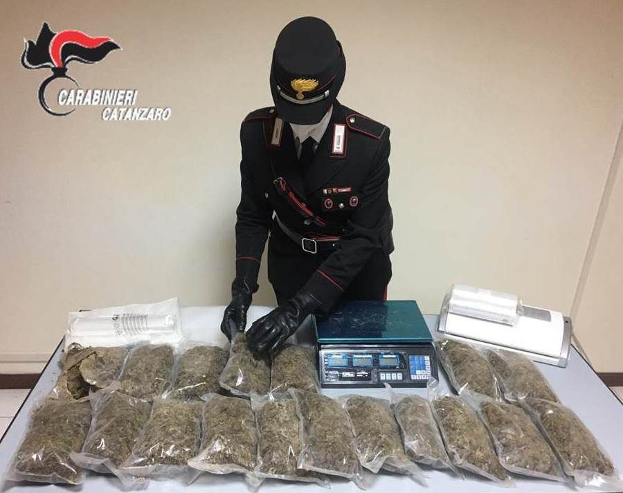 Beccato a Lamezia con 3,9 chili di marijuana: 54enne in manette