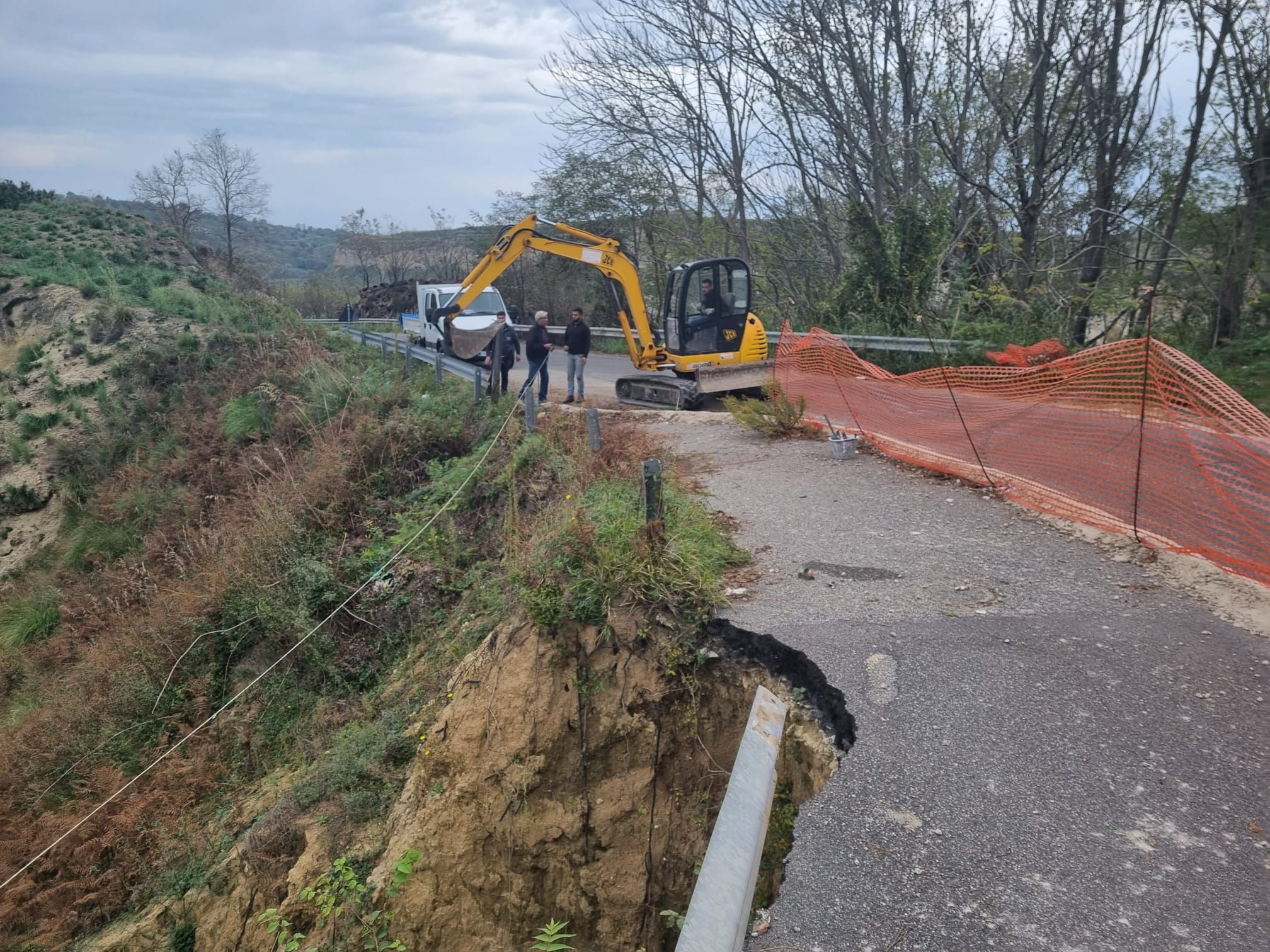 Al via i lavori sulla SP 82 nel tratto franato nei pressi dell’ex discarica “Baia Falcone” di Cessaniti – VIDEO