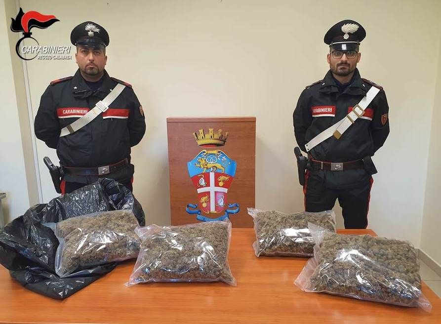 Con due chili di marijuana in auto, arrestato
