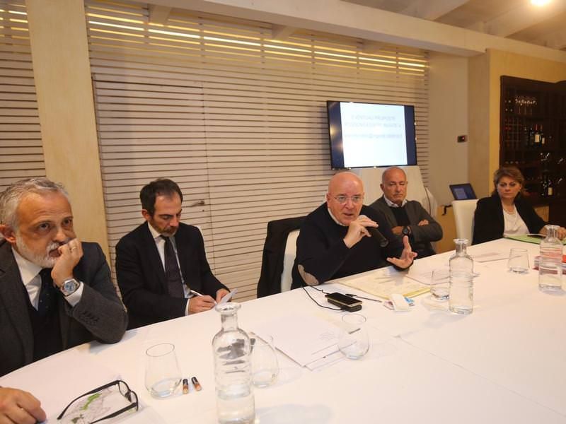 Oliverio, prima uscita pubblica dopo la revoca del “confino”