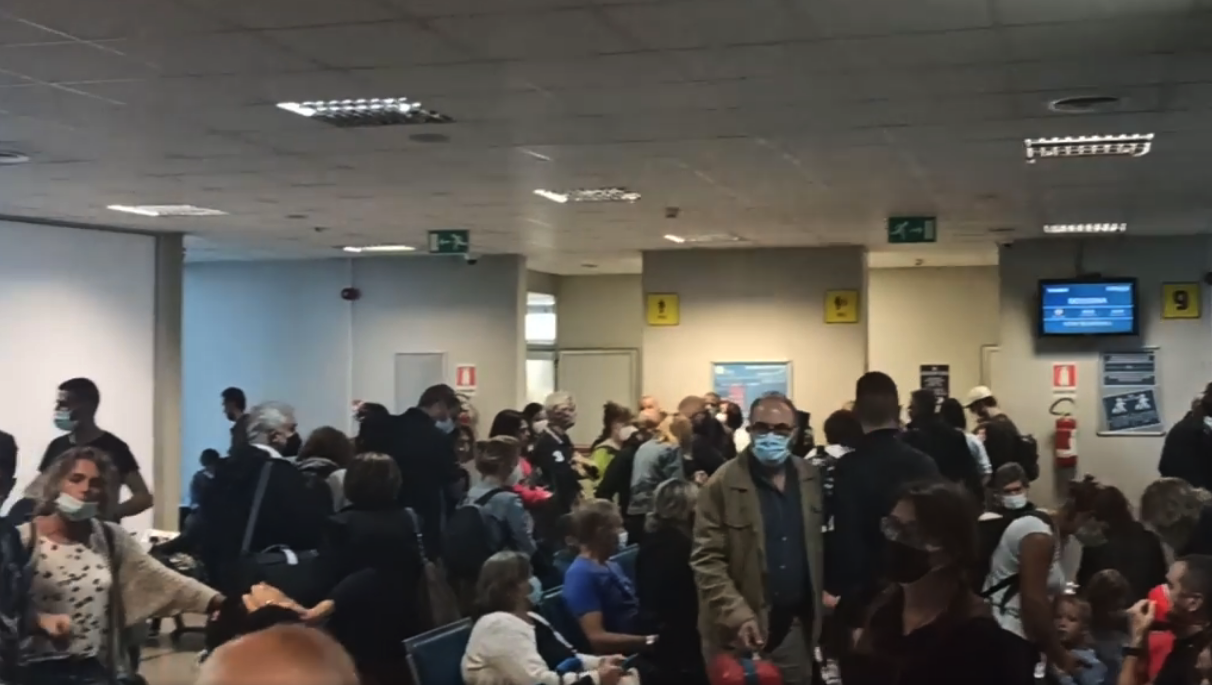 Lamezia, passeggeri “ostaggio” in aeroporto. In ritardo un volo per Bologna – VIDEO