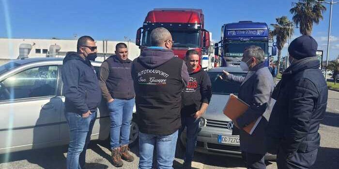 Caro carburanti, scoppia la protesta degli autotrasportatori calabresi