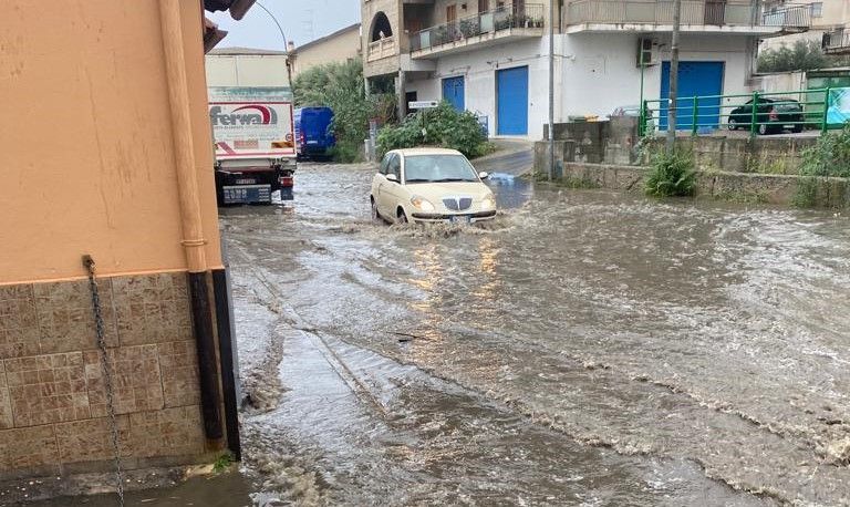 A Reggio Calabria strade allagate e auto in difficoltà dopo le prime piogge. E scoppia la polemica – FOTO