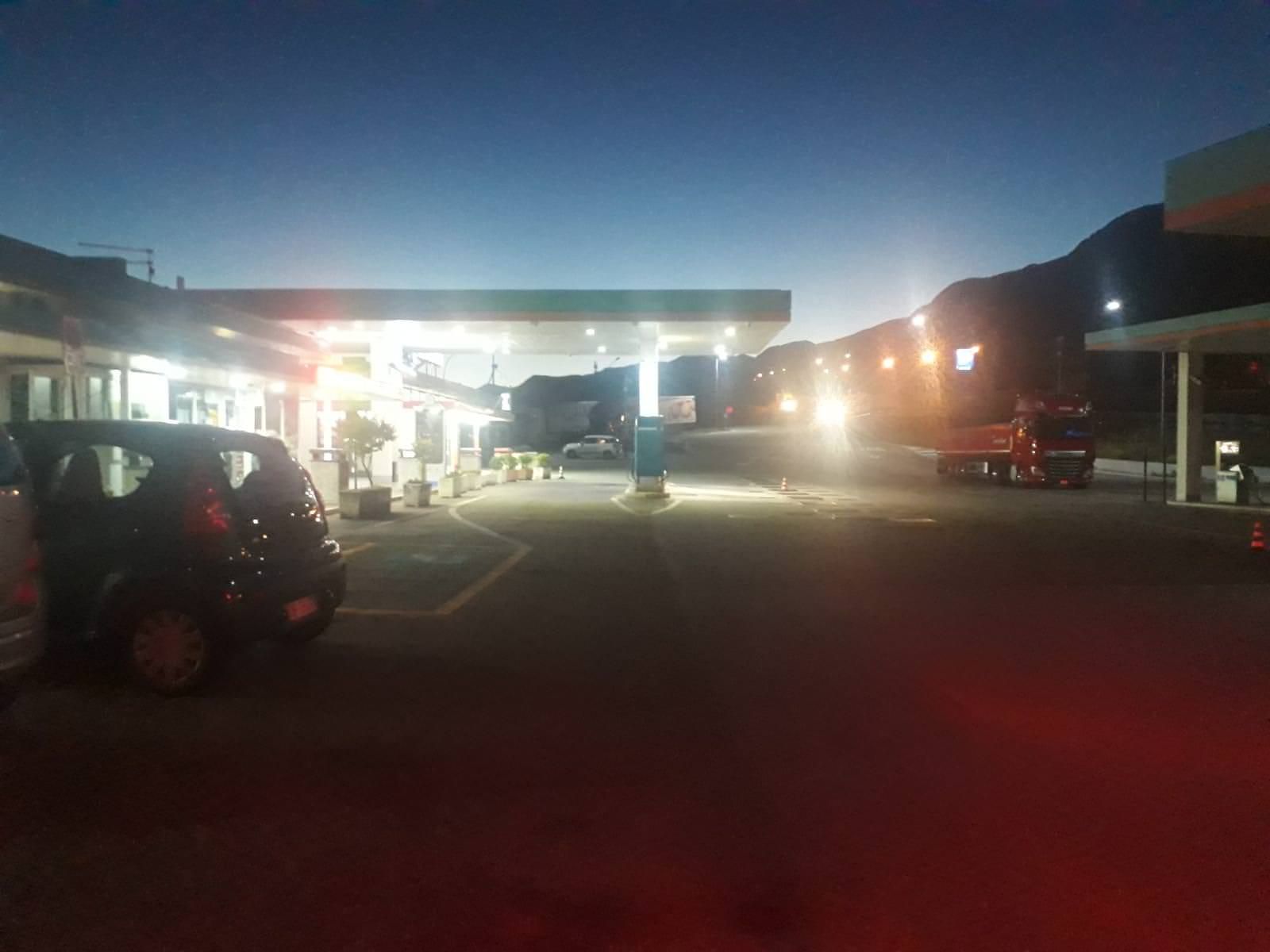Tornano in auto ma all'Autogrill non c'è nessuno. «Dovevamo fare il tampone ed invece…»