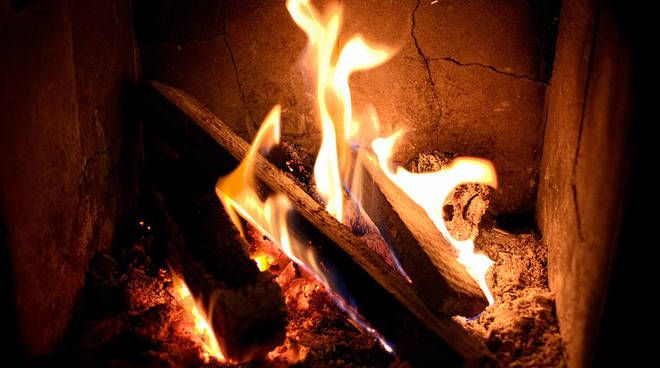 Tenta di accendere il camino con l’alcool, ustionata una donna nel Cosentino