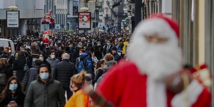 Green pass ridotto e obbligo mascherine, bozza decreto Natale