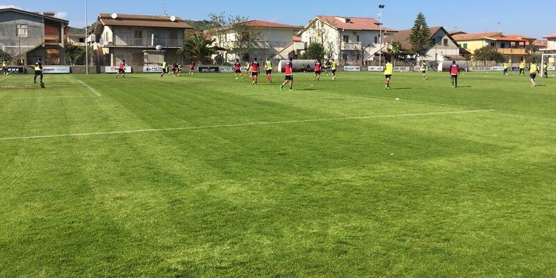 Allenatore 47enne colpito da infarto in campo nel Crotonese, salvato dai carabinieri