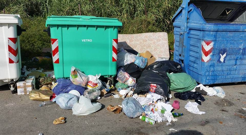 Il 30% dei dipendenti è in malattia, rifiuti in strada nella Locride