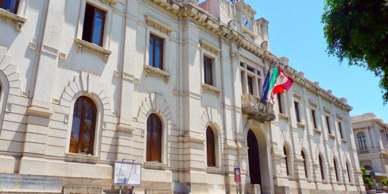 Dissesto finanziario a Villa San Giovanni, De Magistris: «Umiliata dalla inadeguatezza della politica»