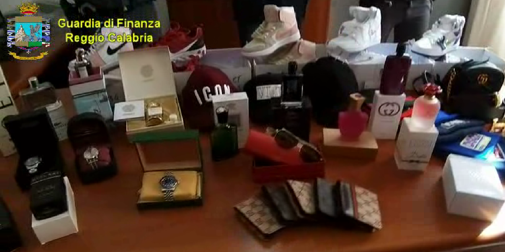 Negozio del falso tra le vie del centro di Reggio, una denuncia – VIDEO