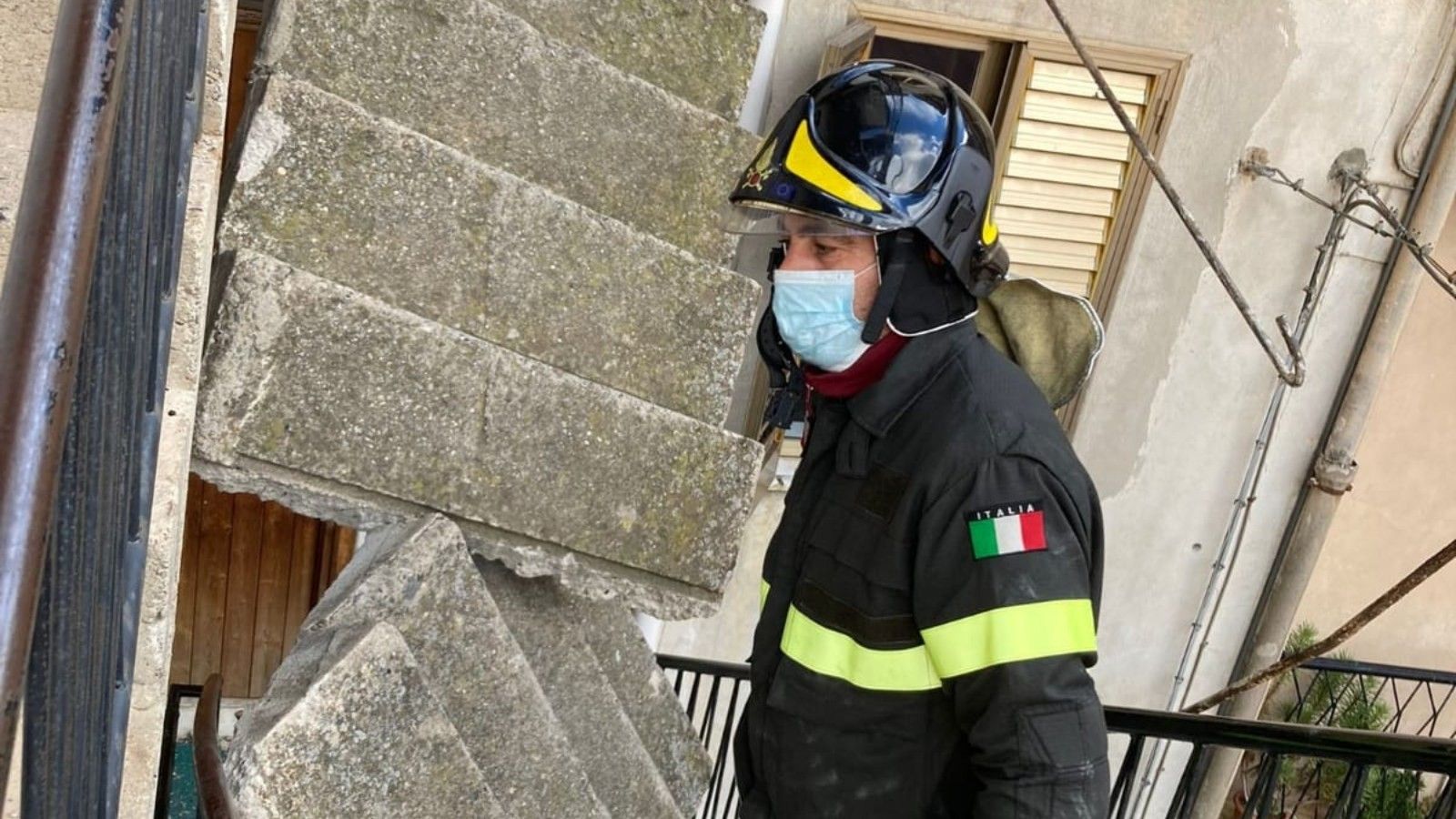 Crolla una rampa di scala in una palazzina a Petilia, ferita una donna