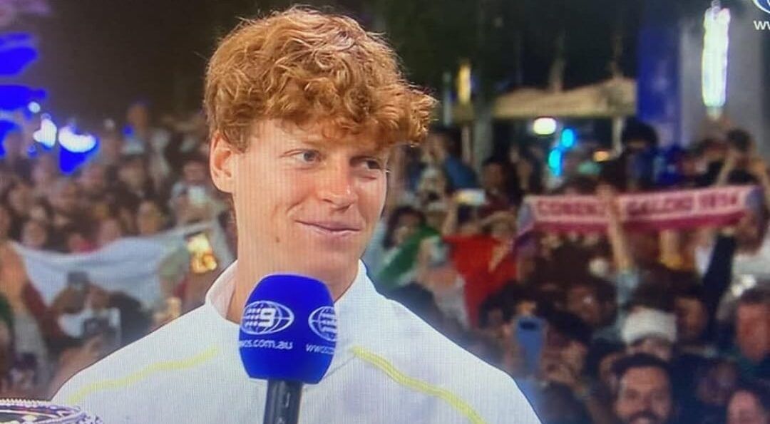 L’intervista a Jannik Sinner con sullo sfondo la sciarpa del Cosenza calcio