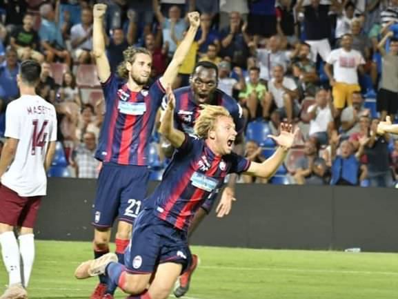 Crotone, l'esordio da sogno di Zak Ruggiero – VIDEO