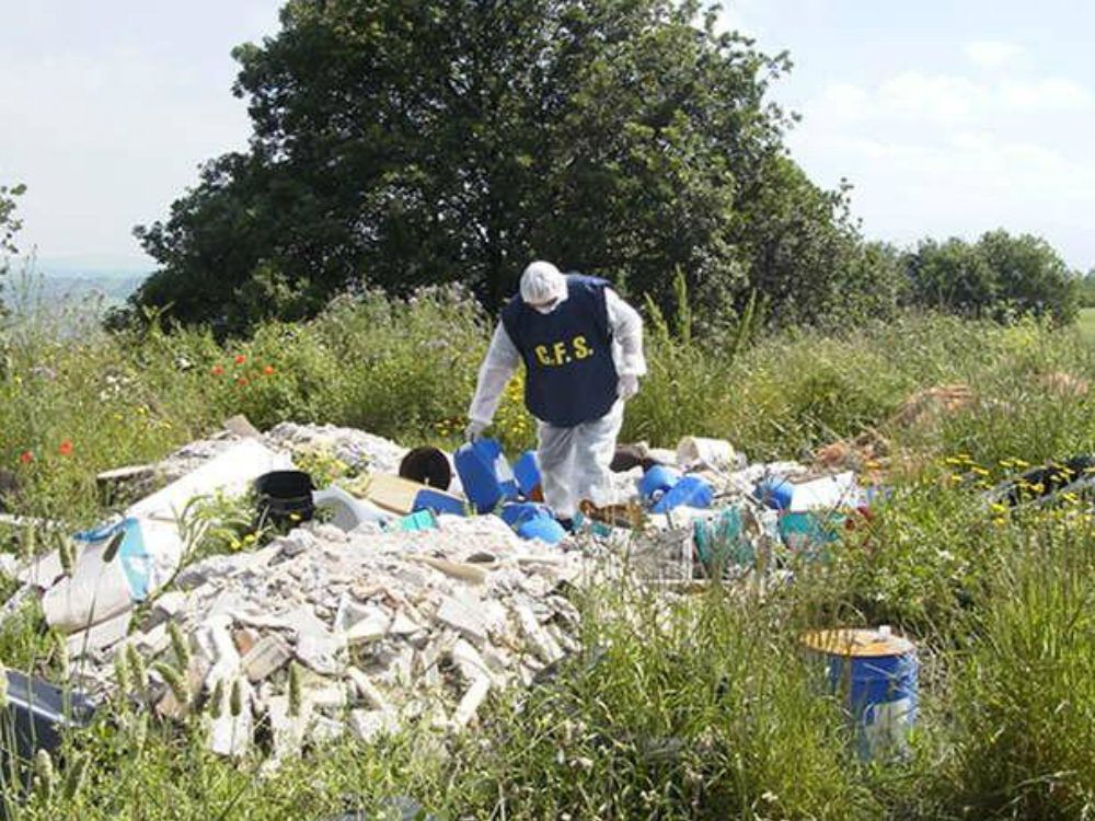 Smaltivano illegalmente rifiuti, denunciati