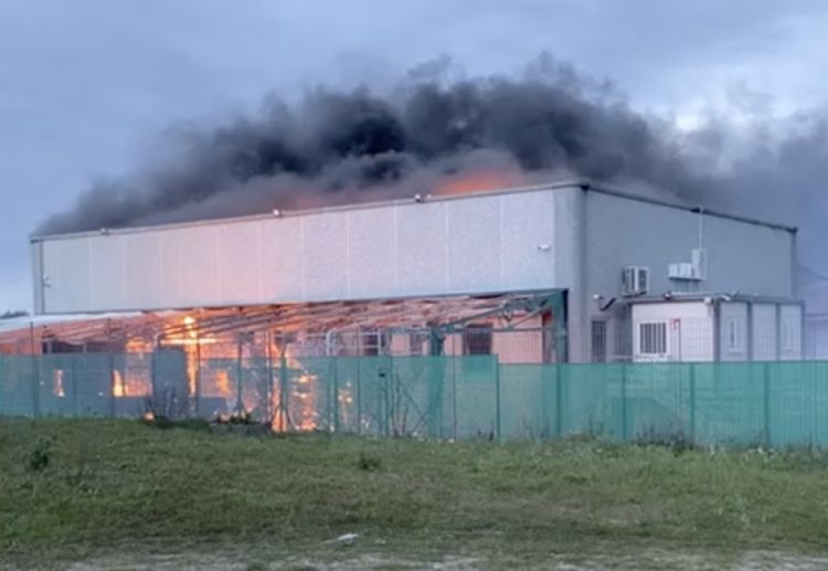 San Nicola da Crissa, in fiamme l’impianto di rifiuti “Stella del Sud” – VIDEO