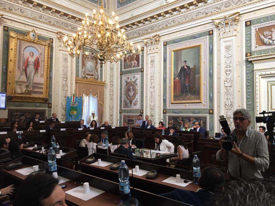 Cosenza: Occhiuto giura, la minoranza insiste sull'incompatibilità