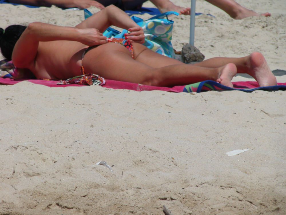 Lidi presi d`assalto e primi tuffi in mare