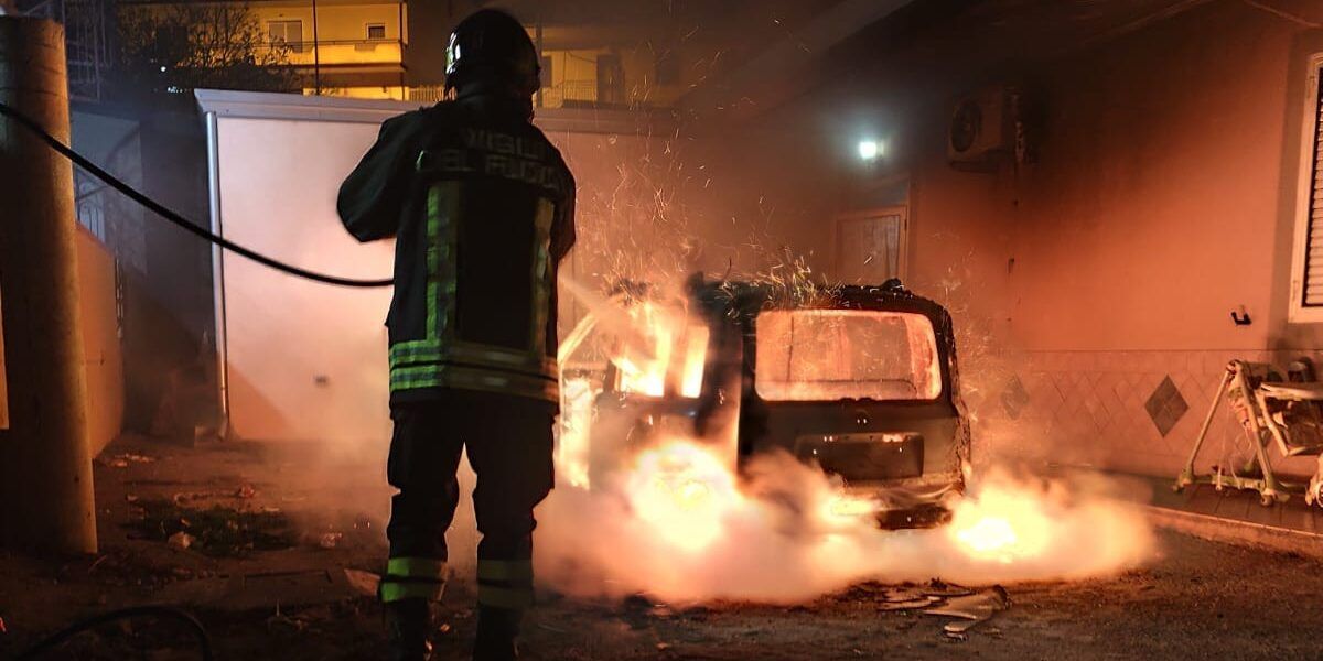 Auto in fiamme all’interno di un’area privata di Isola Capo Rizzuto. Indagini in corso