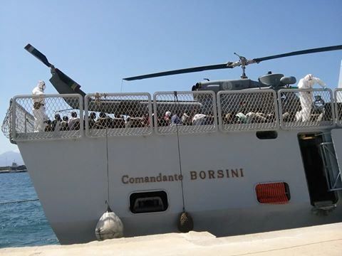 Più di 200 migranti a Reggio, a bordo anche un cadavere