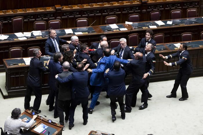 Rissa alla Camera, il racconto di Donno: «In cinque contro di me, farò denuncia»