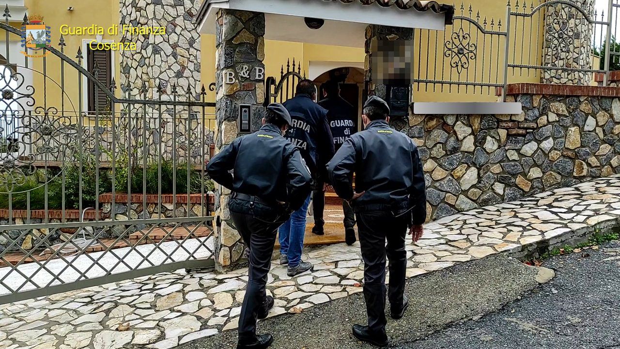 "Affari d'oro", vita da nababbi con il patrimonio illecito – VIDEO