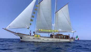 Goletta Verde sbarca in Calabria: a Villa San Giovanni tre giorni tra tutela del mare, depurazione e il “No” al Ponte