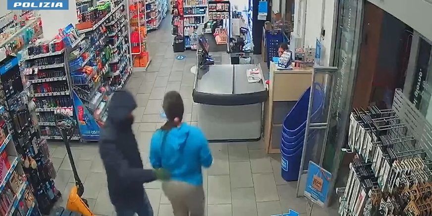 Rapina un negozio di prodotti per la casa a Cosenza ma viene subito arrestato – VIDEO