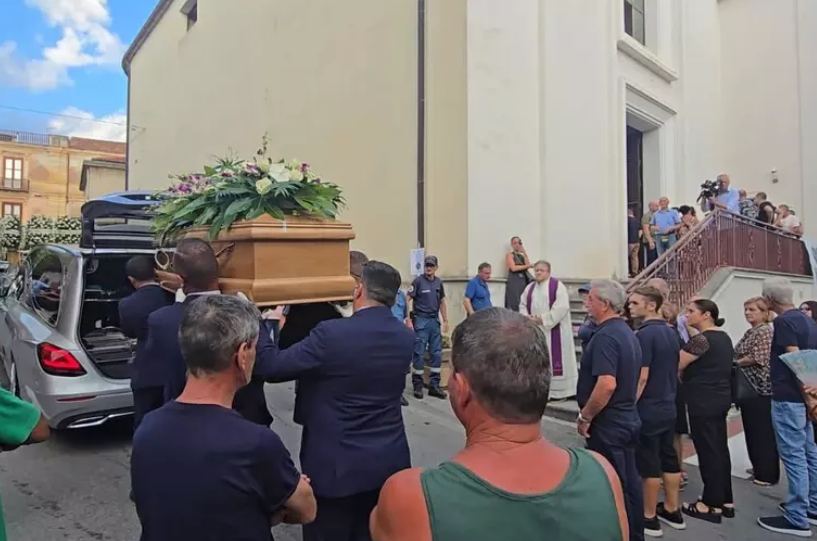 «Giustizia per Antonio». A Fuscaldo l’ultimo saluto ad Antonio Perrotta, morto dopo il pestaggio a Sangineto