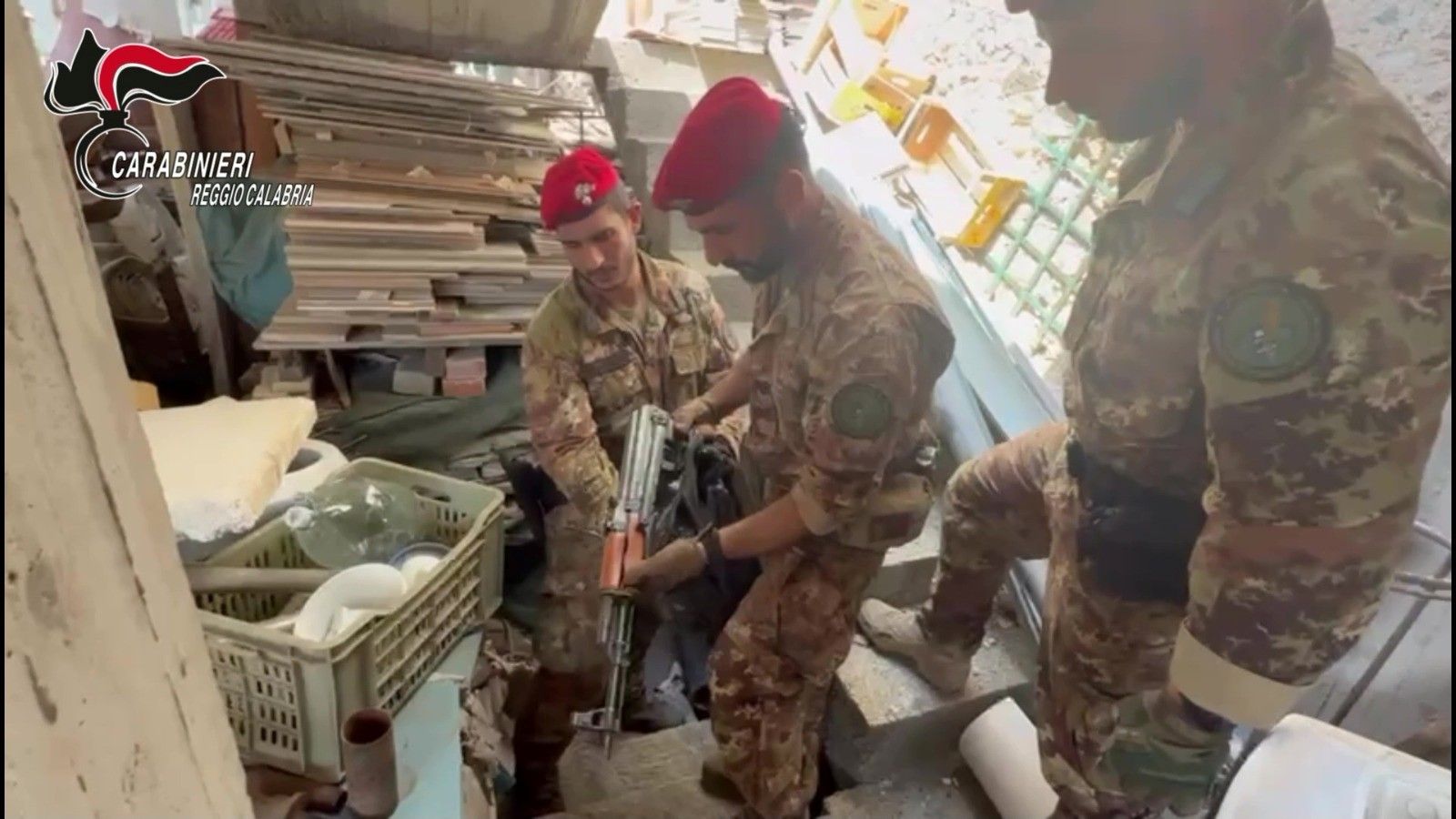 ‘Ndrangheta, sequestrato Kalashnikov nel Reggino. «Potenza di fuoco a ridosso dell’abitato»