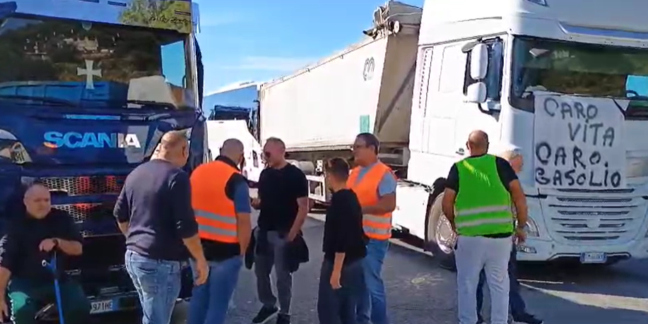 Le voci della protesta dal Tirreno cosentino. «Vorrei vedere Salvini sopra un camion a 60-70 anni come noi» – VIDEO