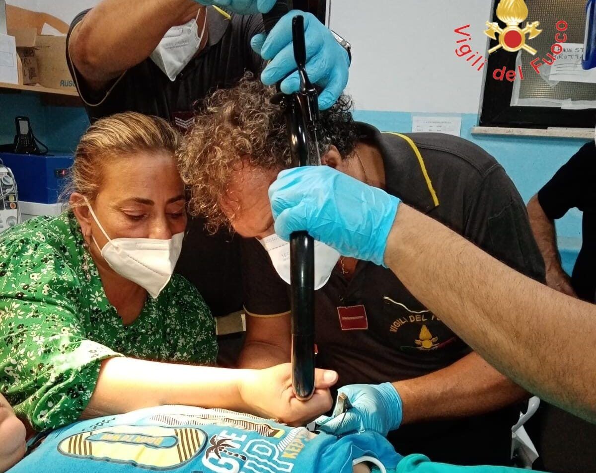 Crotone, minore cade con la bici e si conficca il manubrio nello stomaco (estratto con l’aiuto dei Vigili del fuoco) – FOTO