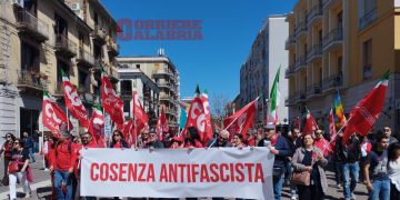 Cosenza celebra il 25 aprile: in mille al corteo tra memoria, pace e impegno civile – VIDEO E FOTO