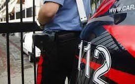 Minaccia la madre e incendia il divano dell'abitazione