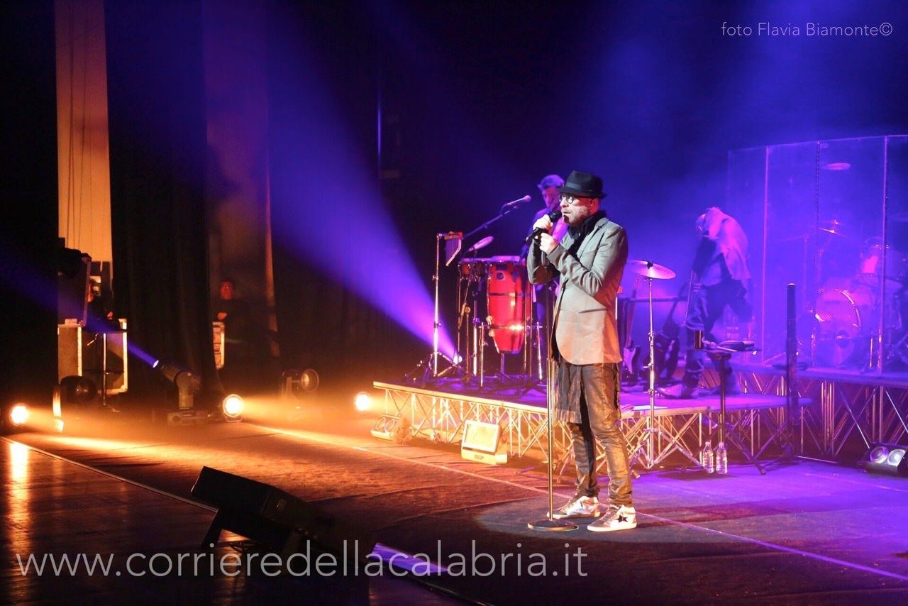 Biondi in versione Barry White trascina il Politeama