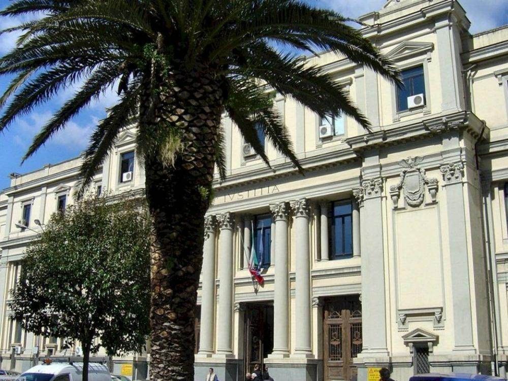 «Delibere di giunta falsificate». Indagato l'ex sindaco di Botricello