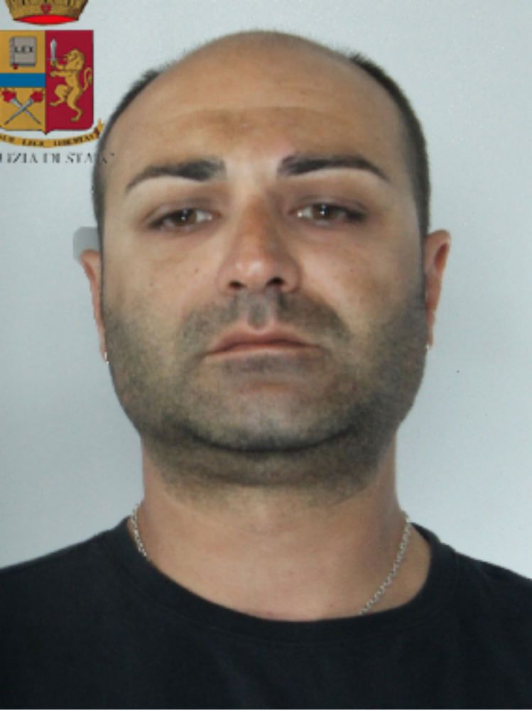 Nascondeva la droga nel terrazzo del suo condominio