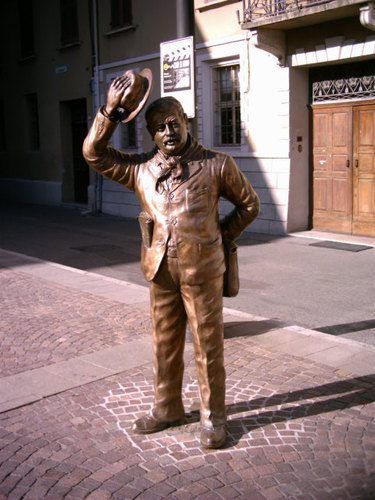 Un fazzoletto verde sulla statua di Peppone