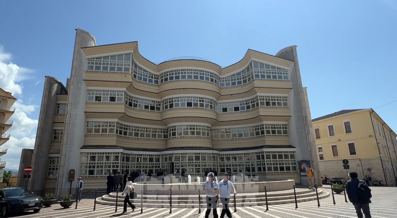 Catanzaro, Fiorita scaccia le ombre nere sul Teatro Politeama: «Non chiuderà»