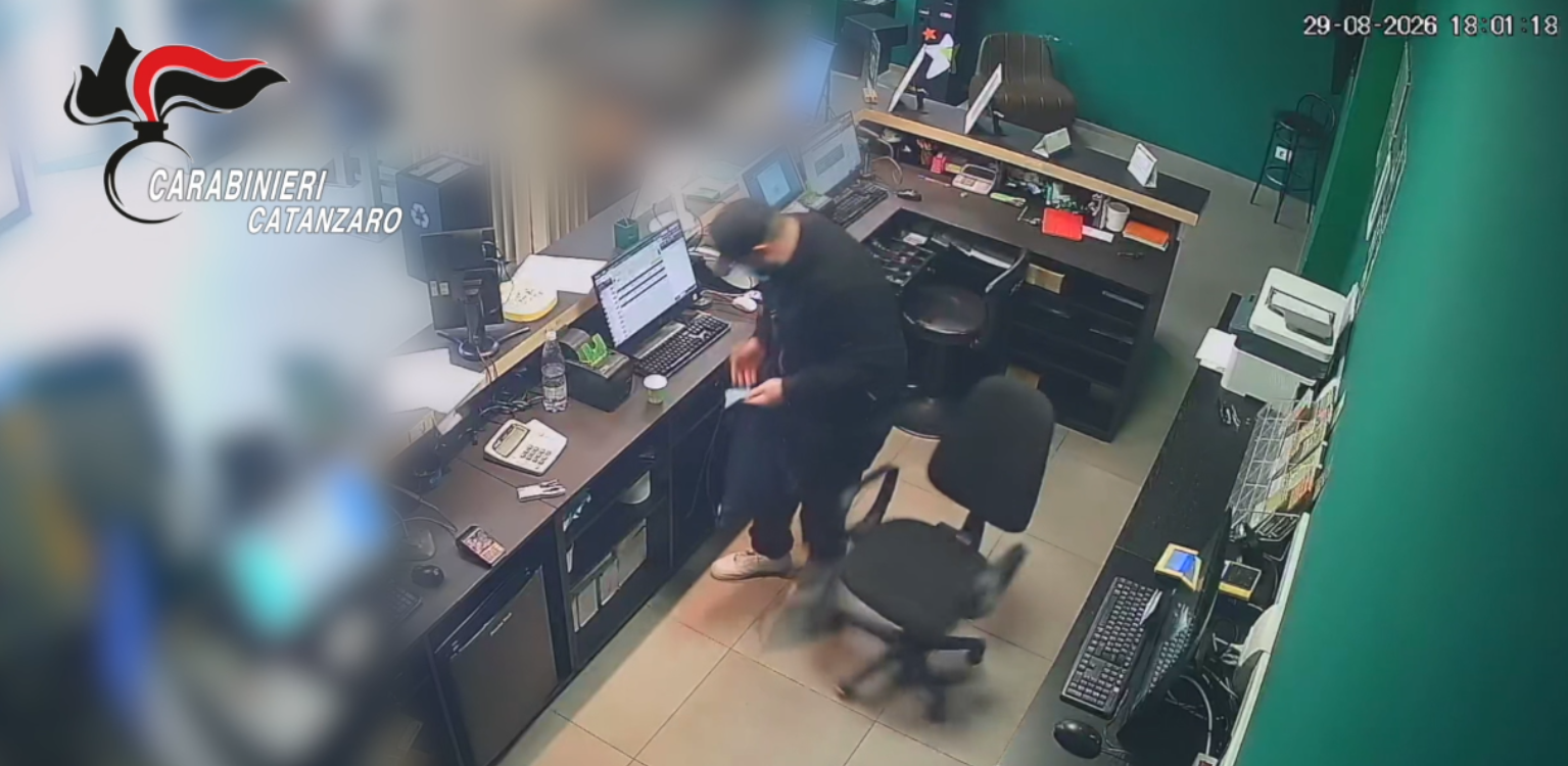 Rapina aggravata a Soverato, arrestati due uomini in flagranza di reato – VIDEO