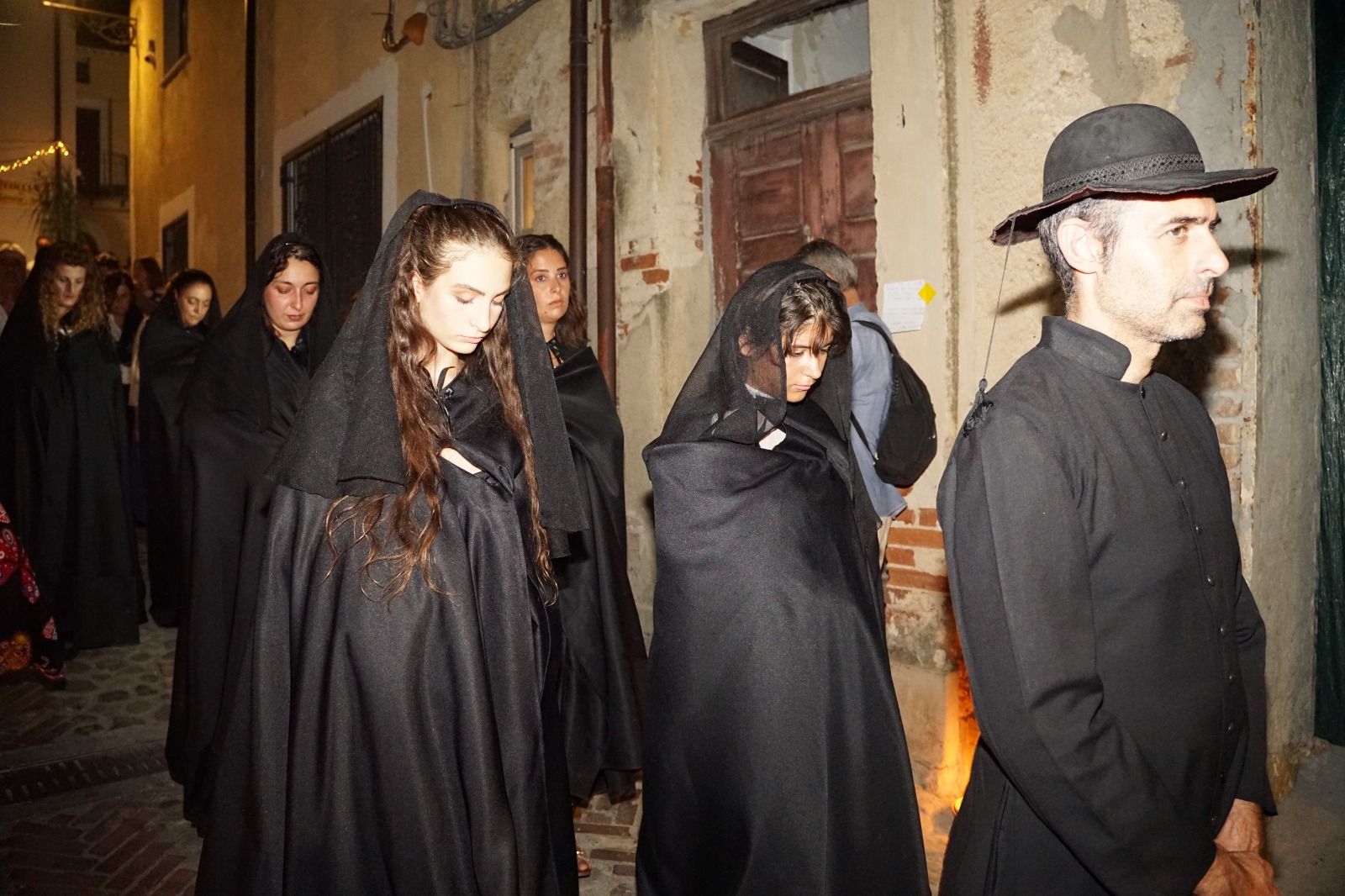 Sagra agli Arnedos, Motta di Rovito celebra la tradizione con “Le spose vestite di nero” – FOTO
