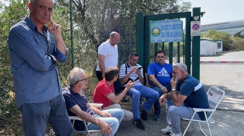 Bucita, lavoratori in sit-in: poche certezze sul futuro ed i «giochetti» sulla cassa integrazione – VIDEO