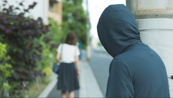 Per ore la fissava al lavoro e le chiedeva incontri, arrestato per stalking