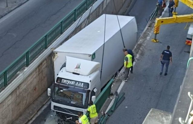 Cosenza, perde il controllo e finisce con il camion nel sottopasso