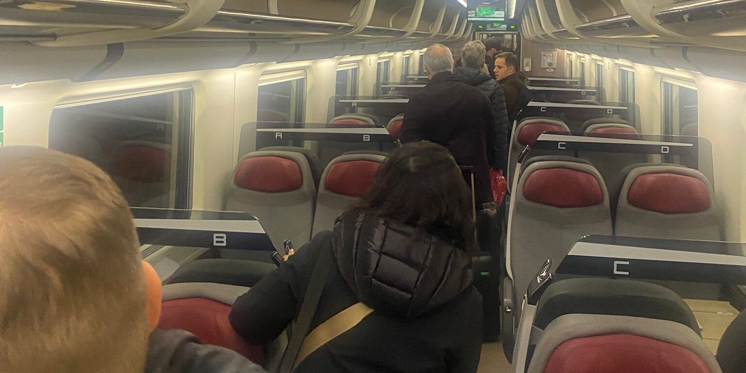 L’odissea (iniziata stamattina) dei passeggeri sul Frecciarossa Reggio Calabria-Milano: «Siamo ancora a Capaccio»
