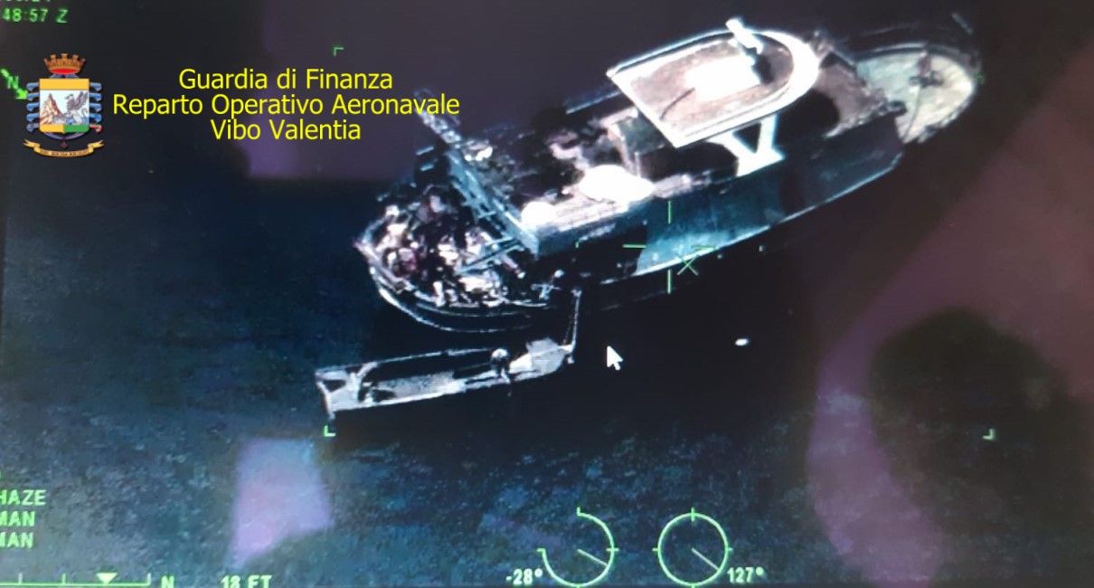 Sbarco migranti a Roccella, fermati 8 scafisti – VIDEO E FOTO